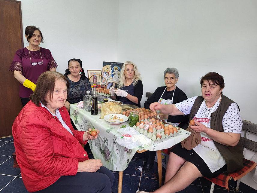 ПАЛЕ, 3. МАЈА /СРНА/ - Чланице Кола српских сестара "Света великомученица Текла" са Пала данас су нашарале 3.000 васкршњих јаја којa ће заједно са 30 пакета прехрамбених артикала подијелити суграђанима којима је најпотребније како би прославили највећи хришћански празник - Васкрс.