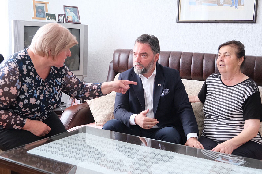 ИСТОЧНО САРАЈЕВО, 3. МАЈА /СРНА/ - Замјеник предсједавајуће Савјета министара Сташа Кошарац данас је, поводом 32 године од злочина у бившој Добровољачкој улици у Сарајеву, посјетио породице жртава Гордану Гвозденовић и Богданку Томовић у Хан Пијеску.