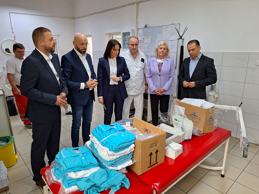 ШАМАЦ, 3. МАЈА /СРНА/ - Браћа Мирослав и Златко Којадиновић данас су Дому здравља Шамац уручили ЕКГ апарат са пратећом опремом и униформом за раднике Службе хитне помоћ у вриједности 15.000 КМ,иницијатор ове донације био је делегат у Дому народа Парламентарне скупштине БиХ из Лопара Желимир Нешковић.