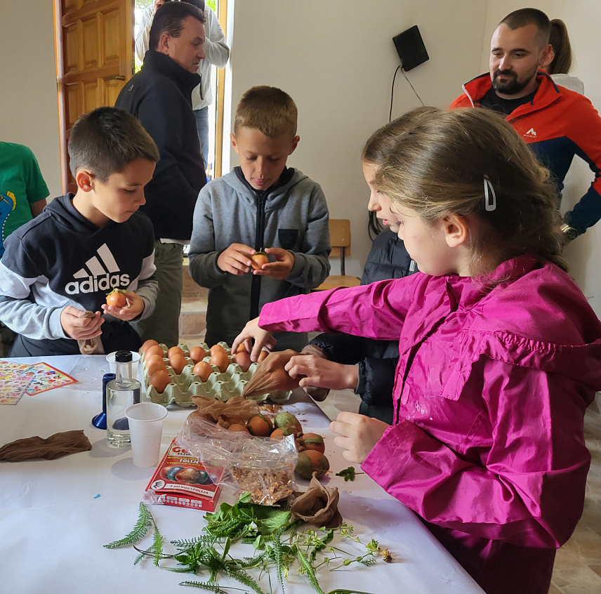 ПАЛЕ, 3. МАЈА/СРНА/ - На васкршњој креативној радионици у мјесној заједници Станица у општини Пале данас је више од 40 дјеце и њихових родитеља разним техникама и методама шарала, бојила и украшавала васкршња јаја, поводом највећег хришћанског празника Васкрса.