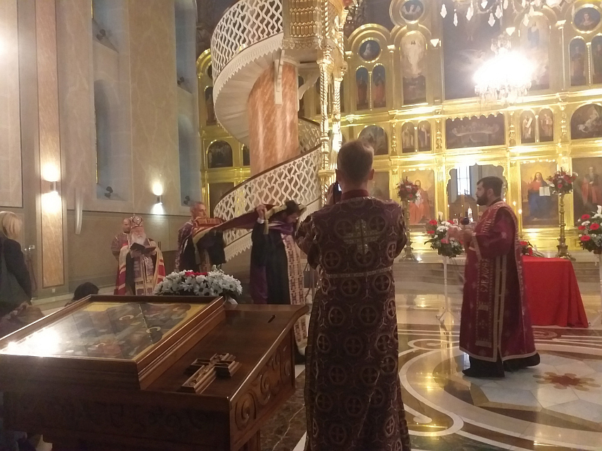 САРАЈЕВО, 3. МАЈА /СРНА/ - Његово високопреосвештенство митрополит дабробосански Хризостом служио је вечерње са изношењем плаштанице у Саборном храму Рођења Пресвете Богородице у Сарајеву у присуству неколико десетина вјерника.