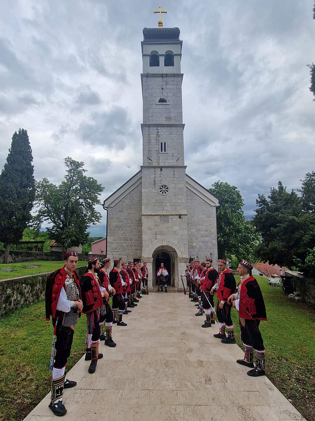 ДРВАР, 3. МАЈА /СРНА/ - У Храму Светог Саве у Дрвару служено је вечерње у присуству великог броја вјерника,вечерње је служено и у цркви Успења Пресвете Богородице у Ливну, те Храму Светог Николе у Врлици у Хрватској.