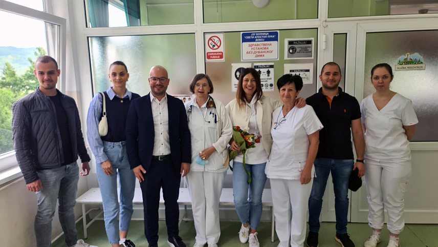 ДОБОЈ, 4. МАЈА /СРНА/ - Пацијентима Службе за педијатрију добојске Болнице "Свети апостол Лука" данас су уручени слаткиши и воће поводом Васкрса, које су припремили Млади социјалдемократи теслићког СНСД-а.