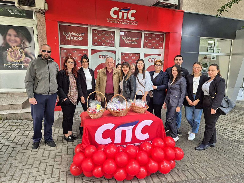 БАЊАЛУКА, 4. МАЈА /СРНА/ - Форум жена Социјалистичке партије Српске организовао је данас подјелу васкршњих јаја и слаткиша грађанима, нарочито најмлађима, у Бањалуци, Приједору, Бијељини и Теслићу.