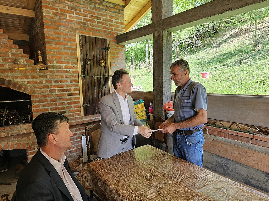 УГЉЕВИК, 4. МАЈА /СРНА/ - За 70 демобилисаних бораца општина Угљевик уручила је по 150 КМ поводом васкршњих празника.