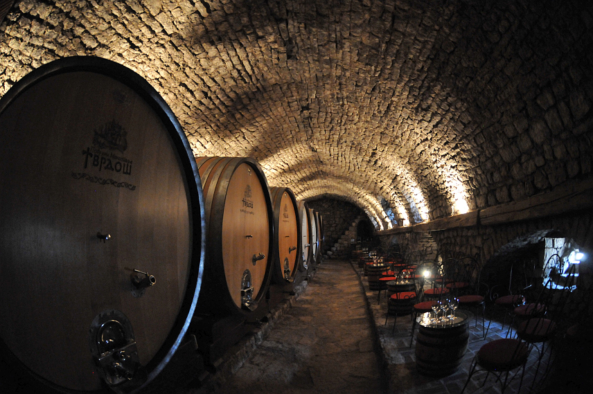 TРЕБИЊЕ, 4. МАЈА /СРНА/ - Винарија манастира Тврдош, која постоји 18 година, препозната је са у више од 15 земаља свијета својим врхунским винима, која су резултат споја вишевјековне традиције прављења вина и најновије технологије.