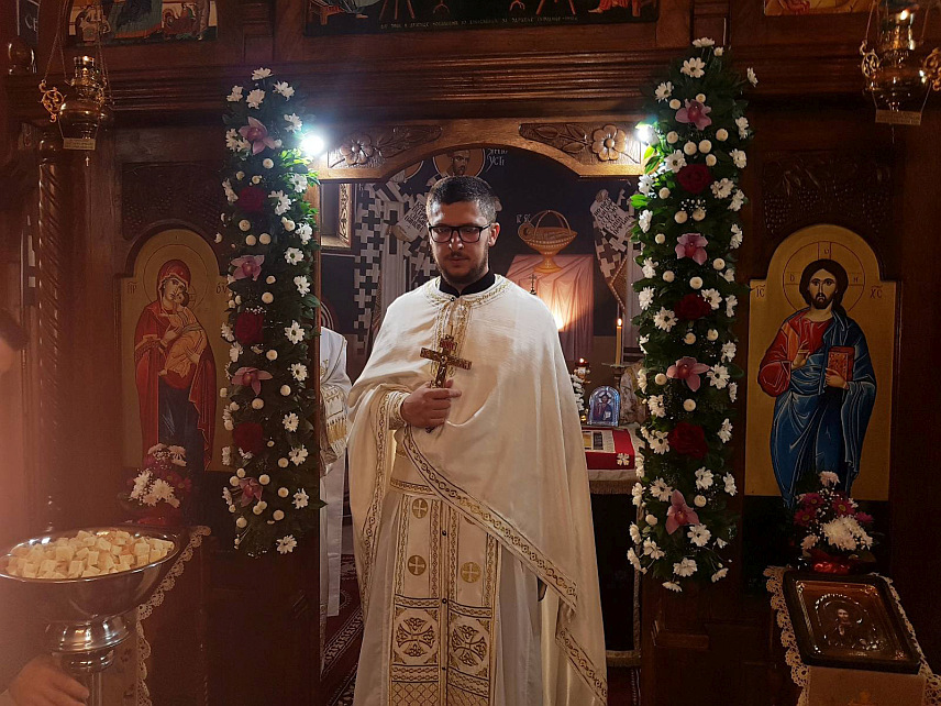 ЛОПАРЕ, 5. МАЈА /СРНА/ - У свим православним храмовима на Мајевици данас је служена света васкршња литургија, на којој је вјерујући народ након вишенедељног поста, приступио тајни светог причешћа.