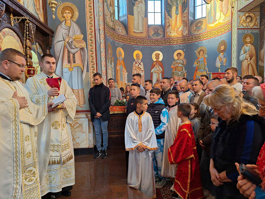 ШАМАЦ, 5. МАЈА /СРНА/ - Сви храмови на подручју Шамца јутрос су били препуни вјерника који су молитвено дочекали највећи хришћански празник Васкрс.