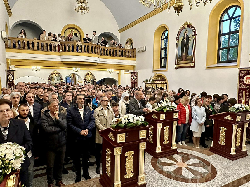 ПРЊАВОР, 5. МАЈА /СРНА/ - У свим православним православним храмовима на подручју Прњавора јутрос су, у присуству великог броја вјерника, служене свете литургије поводом највећег хришћанског празника, Васкрса.