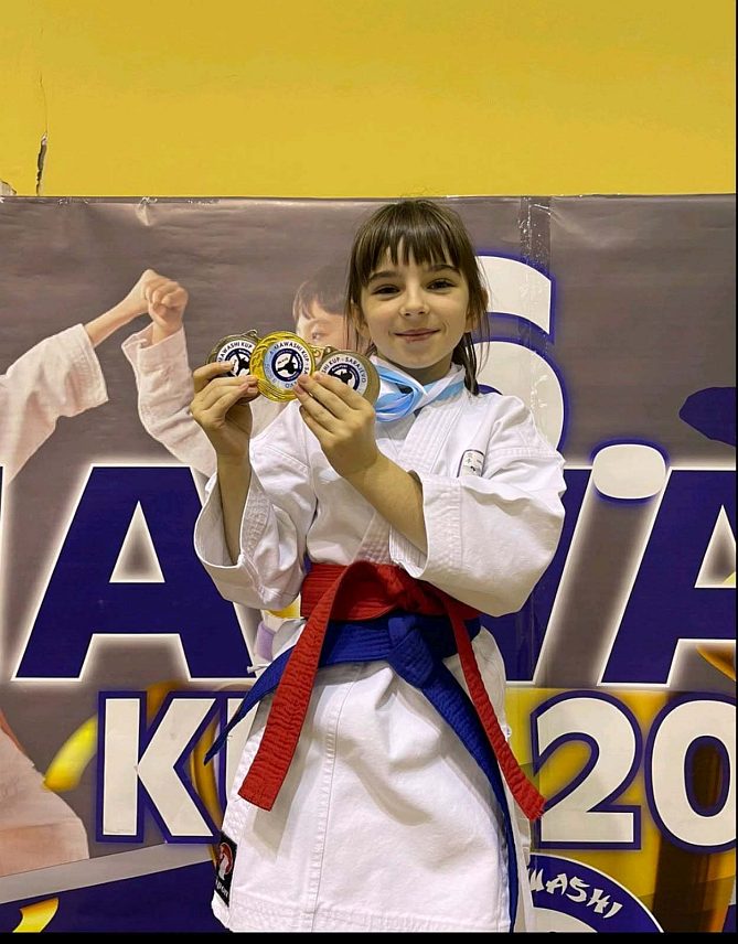 ПАЛЕ, 5. МАЈА /СРНА/ - Млада, талентована, осмогодишња Ирина Пантић са Пала константно ниже успјехе у каратеу, а за двије године како тренира има 45 медаља.