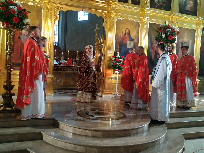 САРАЈЕВО, 5. МАЈА /СРНА/ - Његово високопреосвештенство митрополит дабробосански Хризостом служио је Васкршњу литургију у Саборној цркви Рођења Пресвете Богородице у Сарајеву.