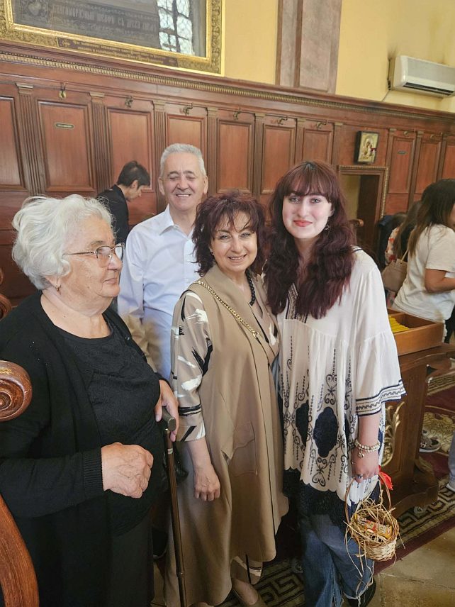 БУДИМПЕШТА, 5. МАЈА /СРНА/ - У Храму Светог великомученика Георгија у Будимпешти служена је Васкршња литургија у присуству великог броја вјерника. Васкршњој литургији присуствовала је и амбасадор БиХ у Мађарској Биљана Гутић Бјелица са породицом.