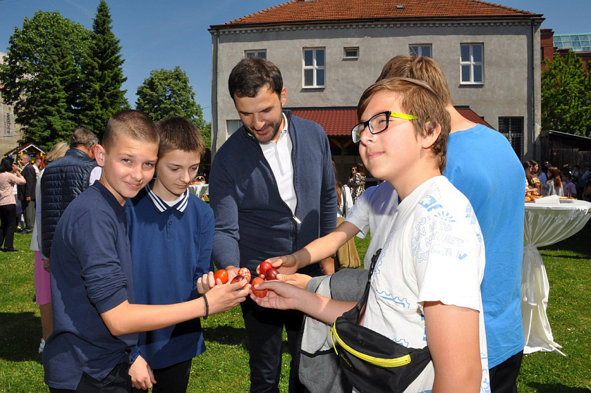 ПРИЈЕДОР, 5. МАЈА /СРНА/ - На традиционалној васкршњој туцијади која је данас одржана у порти Храма Свете Тројице најјаче јаје имао је четрнаестогодишњи Константин Јањетовић.