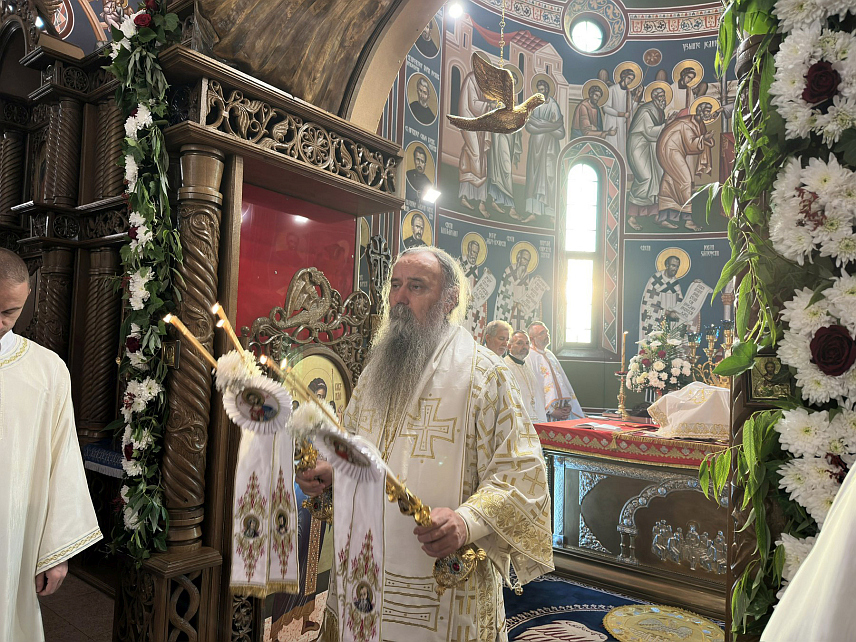 БИЈЕЉИНА, 5. АПРИЛА /СРНА/ - Његово преосвештенство епископ зворничко-тузлански Фотије пожелио је да српски народ живи васкрсењем Христовим, да почиње и завршава дан вјером у васкрсење, да се врати себи, својој Цркви, Богу и једни другима.