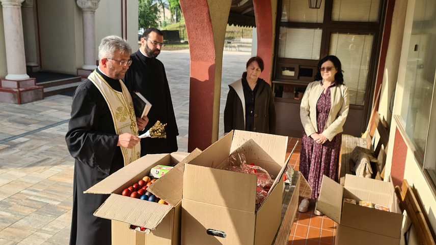 ДОБОЈ, 5. МАЈА /СРНА/ - Свештеници добојског Архијерејског намјесништва уручили су васкршња јаја пацијентима у Болници "Свети апостол Лука", радницима у Дому здравља, полицији, ватрогасцима, лицима у Казнено-поправном заводу и дежурним службама у граду.