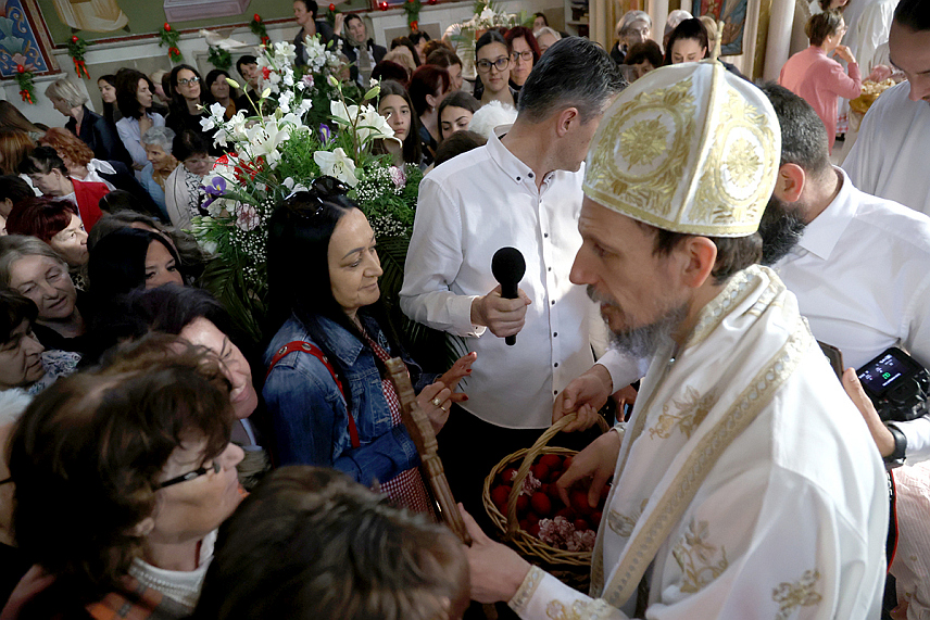 TРЕБИЊЕ, 5. МАЈА /СРНА/ - Његово преосвештенство епископ захумско-херцеговачки и приморски Димитрије служио је јутрос Васкршњу литургију у Саборном храму Преображења Господњег у Tребињу.