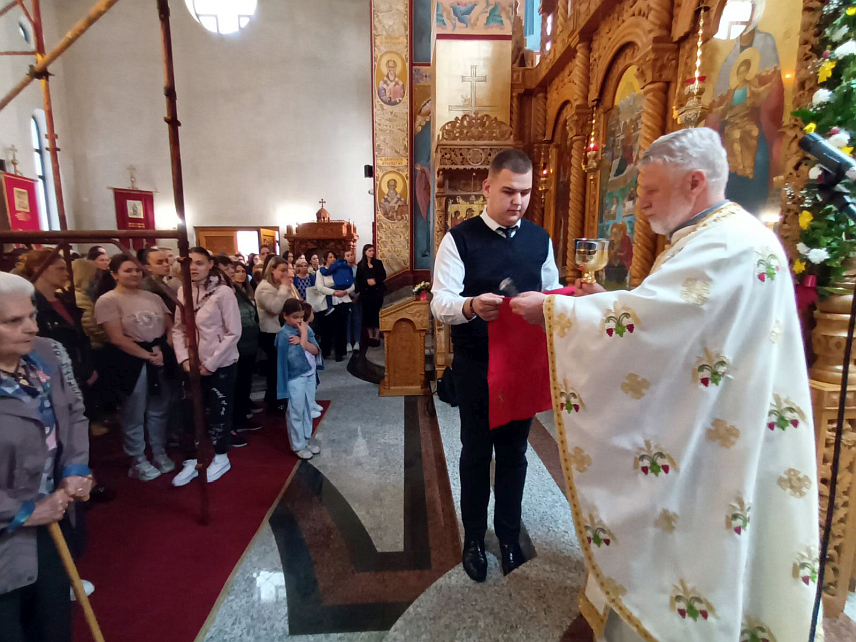 ЗВОРНИК, 5. МАЈА /СРНА/ - Васкршње литургије јутрос су служене у свим храмовима на подручју Зворника и прочитана је Васкршња посланица Његове светости патријарха српског Порфирија.