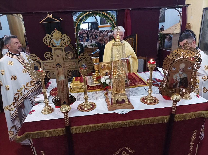 КОТОР ВАРОШ, 5. МАЈА /СРНА/ - Протојереј ставрофор Драган Велеушић из Милвокија, служио Васкршњу литургију у Храму Рођења Пресвете Богородице у Котор Варошу.