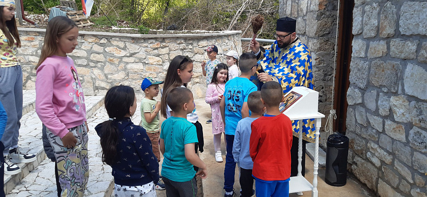 ДРВАР, 6. МАЈА /СРНА/ - У селу Награђе код Дрвара на Васкрс окупио се велики број вјерника који су у молитви и са великом радошћу прославили највећи хришћански празник.