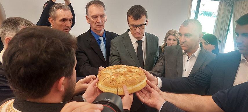 ИСТОЧНО САРАЈЕВО, 6. МАЈА /СРНА/ - Литургијом у Храму Нерукотвореног Образа Христовог на Кули и ломљењем славског колача данас је обиљежен Дан и слава општине Источна Илиџа -Светог великомученика Георгија.