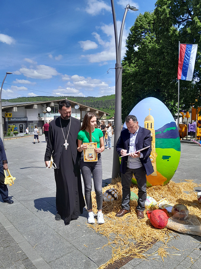 МРКОЊИЋ ГРАД, 6. МАЈА /СРНА/- У Мркоњић Граду данас је на Тргу краља Петра Првог Карађорђевића одржан 18. Васкршњи сабор на Колобари, на којем су се учесници такмичили у туцању и украшавању јаја, као и убацивању јаја у сепет.