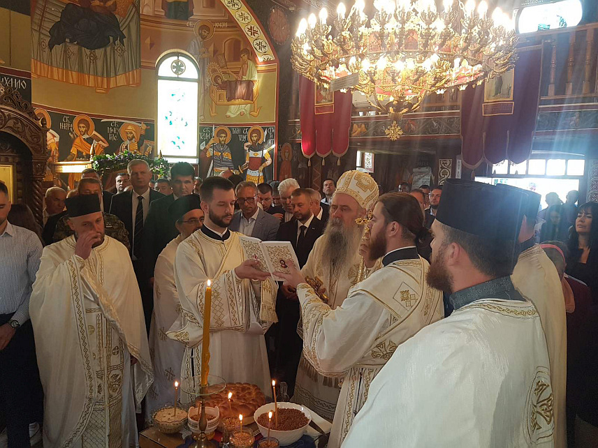 ЛОПАРЕ, 6. МАЈА /СРНА/ - Његово преосвештенство епископ зворничко-тузлански Фотије је на Ђурђевдан, Дан и крсну славу општине Лопаре, у цркви Покрова Пресвете Богородице служио литургију и предводио обред ломљења славског колача.