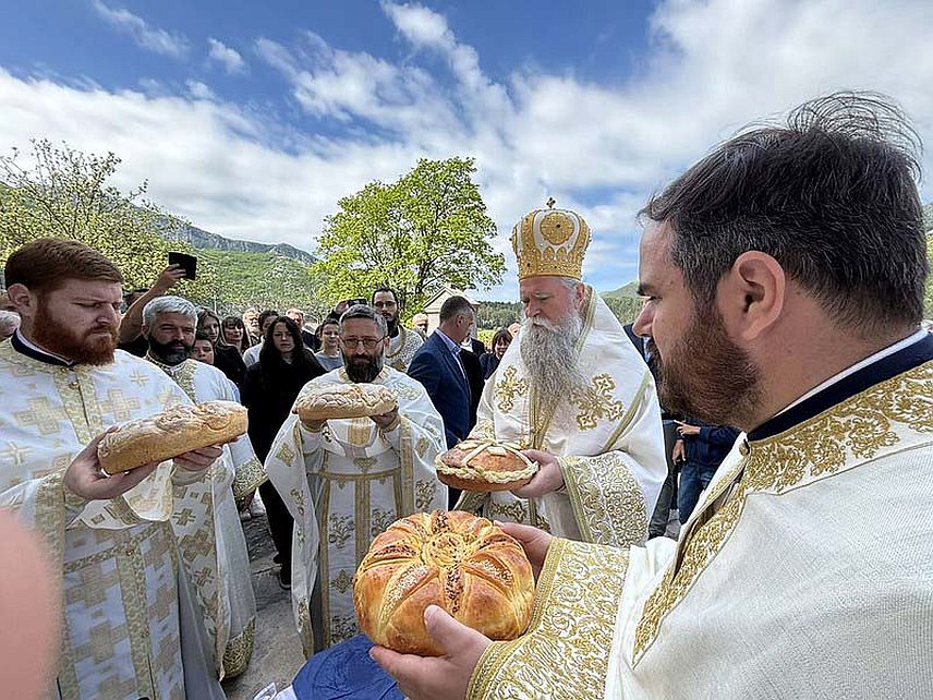 ПОДГОРИЦА, 6. МАЈА /СРНА/ - Његово високопреосвештенство митрополит црногорско-приморски Јоаникије богослужио је данас у Цркви Светог Георгија на Његушима, чиме је прослављена и крсна слава светородне лозе Петровић - Његош, Ђурђевдан.