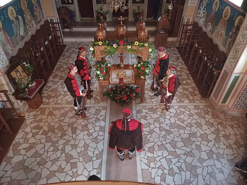 ВРЛИКА, 6. МАЈА /СРНА/ - Васкршњи празници уз све народне обичаје прослављају се у Цетинској Крајини, гдје је дошао велики број Срба из Далмације који махом живе широм свијета.