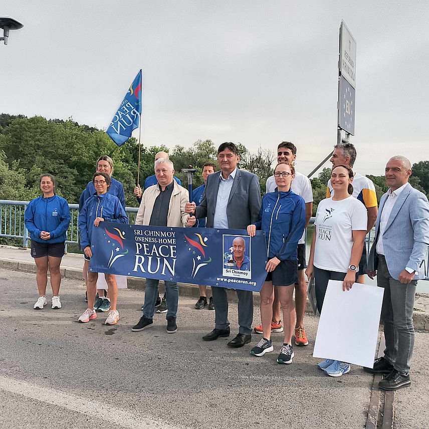 НОВИ ГРАД, 7. МАЈА /СРНА/ - Међународна "Трка мира" данас је на граничном прелазу у Новом Граду ушла из Хрватске у БиХ чији је циљ промоција сарадње међу људима.