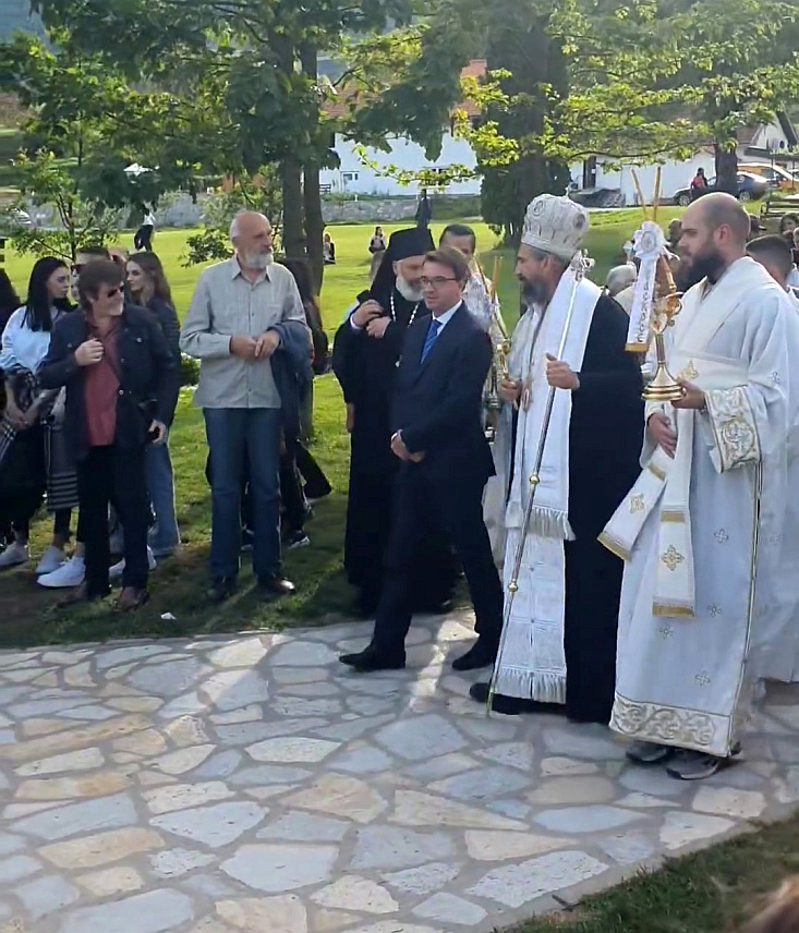 ПОДГОРИЦА, 6. МАЈА /СРНА/ - Његово преосвештенство епископ будимљанско-никшићки Методије предвоио је традиционалну Ђурђевданску свенародну литију од манастира Ђурђеви Ступови ка Саборном храму Светог Симеона Мироточивог.