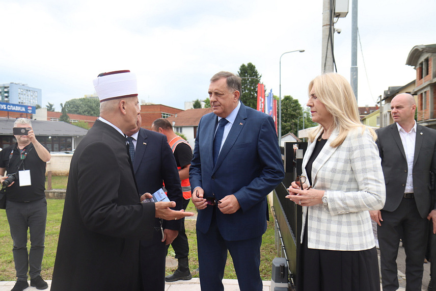 БАЊАЛУКА, 7. МАЈА /СРНА/ - Почела је свечаност отварања обновљене џамије Арнаудија у Бањалуци. Свечаности присуствују предсједник Републике Српске Милорад Додик, премијер Радован Вишковић, српски члан Предсједништва БиХ Жељка Цвијановић, као и турски министар културе и туризма Мехмет Нури Ерсој, који је изасланик предсједника Реџепа Тајипа Ердогана. Фото : Борислав Здриња.