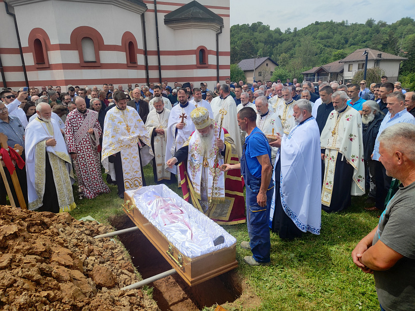 ИСТОЧНО САРАЈЕВО, 7. МАЈА /СРНА/ - Свештеник Војислав Војо Чаркић, познат као поп Жућо, сахрањен је данас у порти Храма Светог великомученика Георгија у Миљевићима.