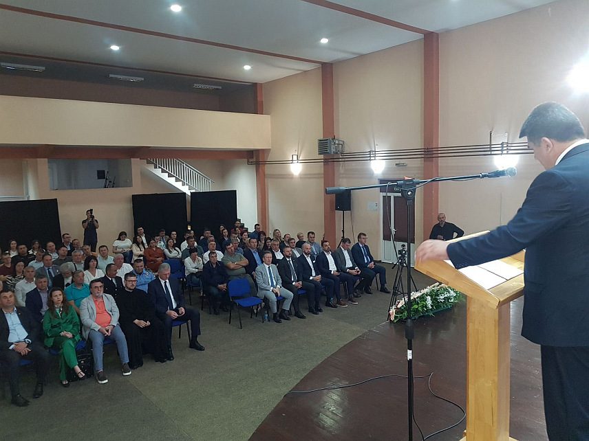 ЛОПАРЕ, 7. МАЈА /СРНА/ - У Лопарама је, поводом Дана и крсне славе општине - Ђурђевдана одржана свечана сједница Скупштине општине на којој су уручена признања најуспјешнијим појединцима и колективима који су дали допринос развоју и угледу локалне заједнице.