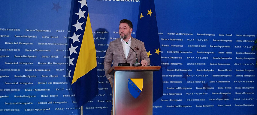 САРАЈЕВО, 7. МАЈА /СРНА/ - Замјеник предсједавајуће Савјета министара Сташа Кошарац на конференцији за новинаре у Сарајеву.