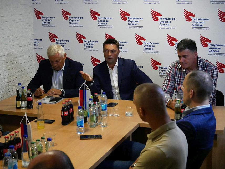 ЗВОРНИК, 7. МАЈА /СРНА/ - Радмило Зекић изабран је данас за предсједника Градског одбора Републичке странке Српске /РСС/, док ће функцију потпредсједника обављати Филип Лучић.