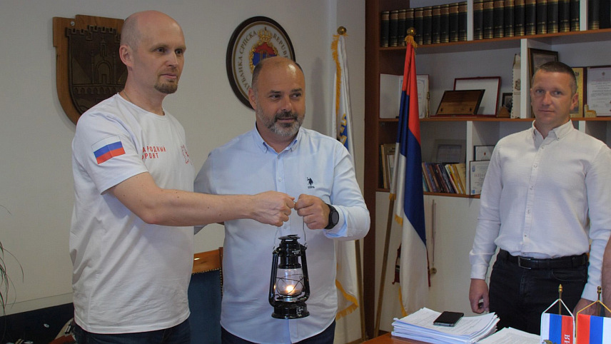 ВИШЕГРАД, 7. МАЈА /СРНА/ - Представник Сверуског народног фронта Алексеј Аљохин предао је данас начелнику општине Вишеград Младену Ђуревићу "пламен сјећања" који симболизује све погинуле хероје у Другом свјетском рату, а донесен је са Гроба незнаног јунака у Москви и положен на Споменик руским добровољцима у Вишеграду.