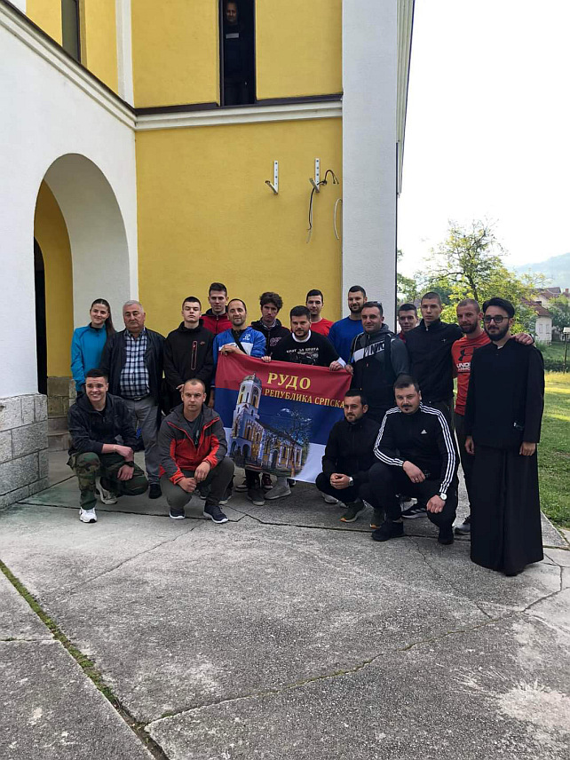 РУДО, 7. МАЈА /СРНА/ - На поклоничко путовање из Рудог данас је кренула група од 13 ходочасника који ће пјешачити око 220 километара да би у суботу, 11. маја, у предвечерје празника Светог Василија Острошког Чудотворца стигли до манастира Острог.