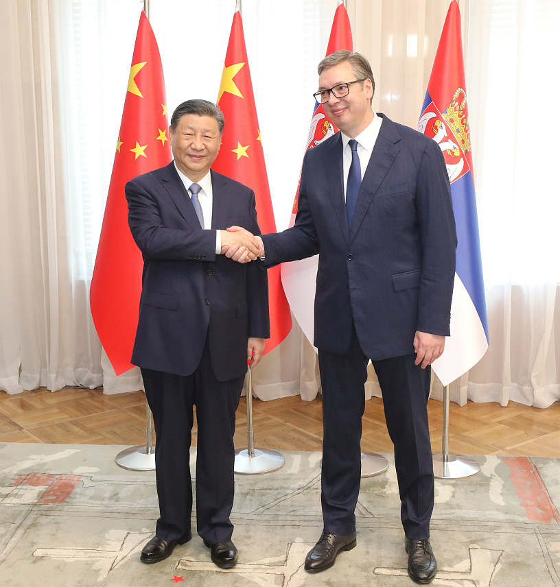 БЕОГРАД, 8. МАЈА /СРНА/ - Испред Палате "Србија" у Београду, уз највише државне почасти, приређен је свечани дочек за кинеског предсједника Си Ђинпинга, након чега ће услиједити састанак са предсједником Србије Александром Вучићем.