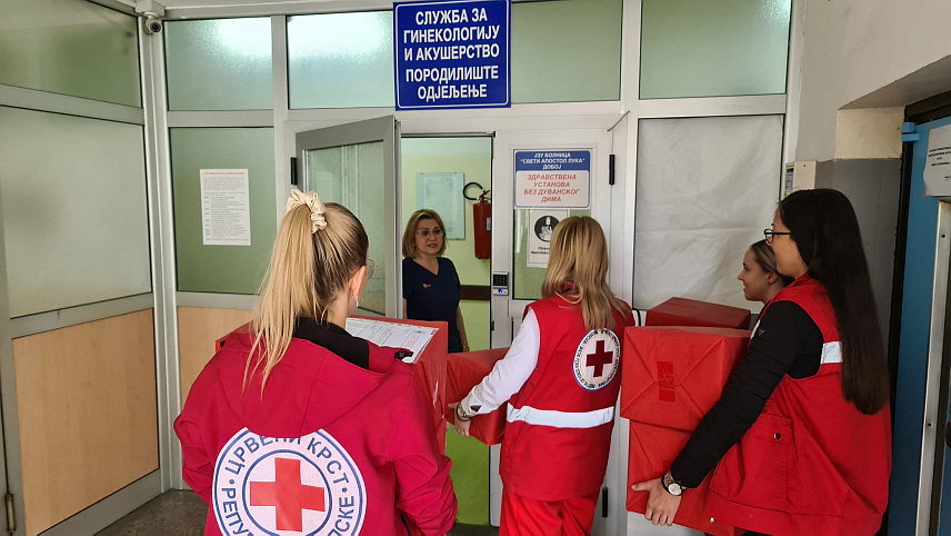 ДОБОЈ, 8. МАЈА /СРНА/ - Представници Градске организације Црвеног крста Добој данас су, поводом Недјеље Црвеног крста, обишли породилиште градске Болнице "Свети апостол Лука" и уручили осам пакета опреме и потрепштина за новорођенчад.