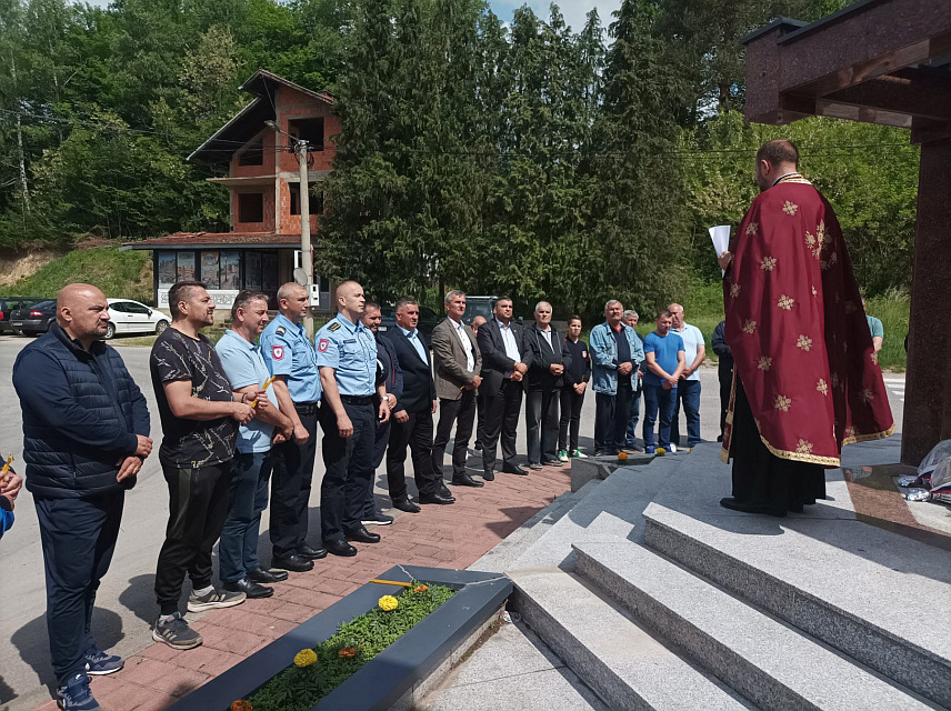 КОТОР ВАРОШ, 8. МАЈА /СРНА/ - У мјесној заједници Масловаре данас је служен парастос, положени вијенци и прислужене свијеће за 45 погинулих бораца овог краја који су дали живот за Републику Српску у Одбрамбено-отаџбинском рату.