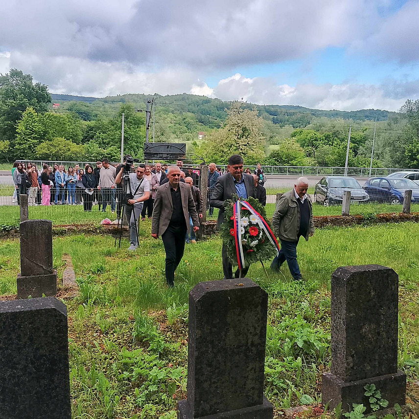 НОВИ ГРАД, 8. МАЈА /СРНА/ - Полагањем вијенаца на партизанском гробљу у насељу Видорија данас је у Новом Граду обиљежен 9. мај - Дан побједе над фашизмом и поручено да млади треба да уче о историјским догађајима и његују традицију антифашизма.