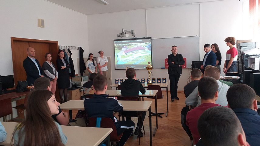 МИЛИЋИ, 8. МАЈА /СРНА/ - Дан отворених врата одржан је у Средњошколском центру /СШЦ/ "Милутин Миланковић" у Милићима гдје је око 60 ученика деветог разреда милићке Основне школе "Алекса Јакшић" упознато о занимањима која могу да упишу уз бројне погодности које ова школа нуди.