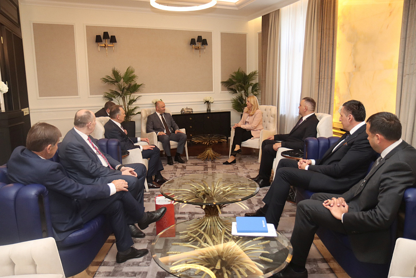 БАЊАЛУКА, 8. МАЈА /СРНА/ - Српски члан Предсједништва БиХ Жељка Цвијановић на састанку са делегацијом Бјелорусије, коју је предводио бјелоруски министар индустрије Александар Рогожник./фото Борислав Здриња/