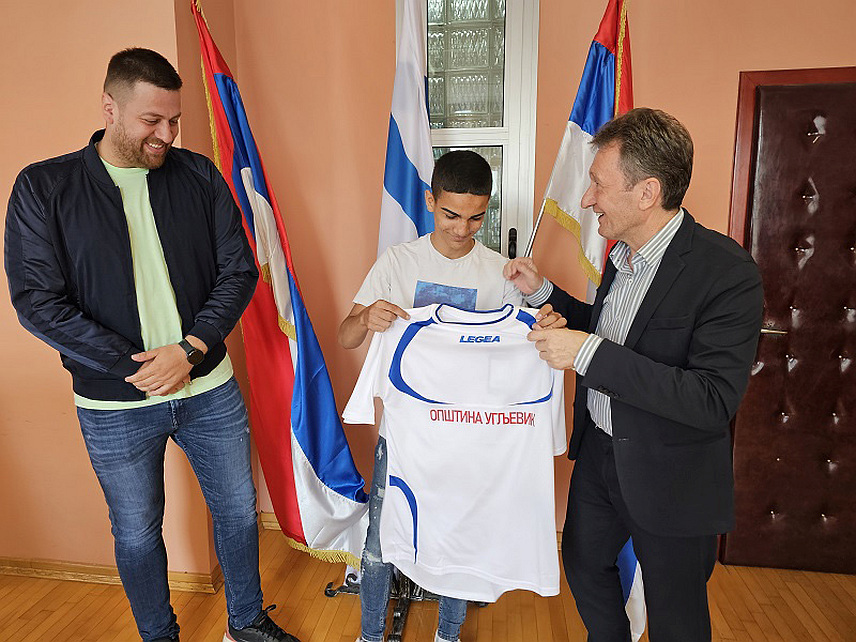 УГЉЕВИК, 8. МАЈА /СРНА/ - Општина Угљевик издвојила је 1.000 КМ за дресове за екипе Основне школе "Алекса Шантић" у малом фудбалу, а данас је уприличен пријем за мушки тим, који је освојио прво мјесто на регионалном такмичењу Семберије, Мајевице и Бирча и пласирао се на републичко такмичење.