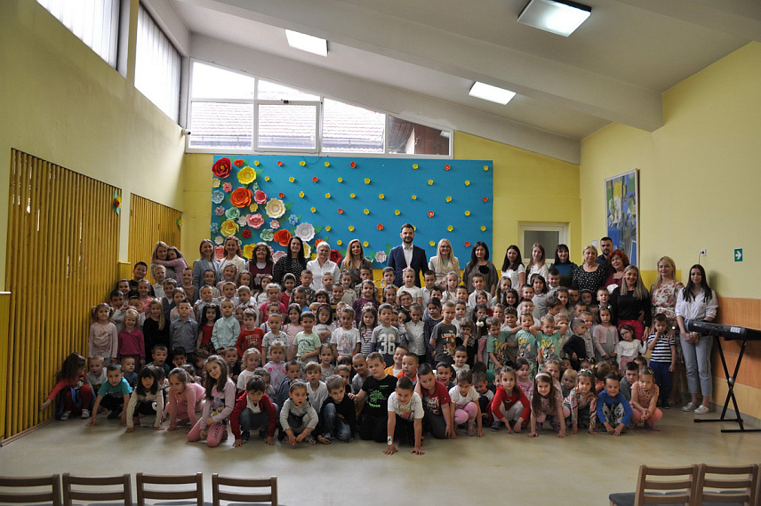 ПРИЈЕДОР, 8. МАЈА /СРНА/ - Градоначелник Приједора Слободан Јавор посјетио је данас Дјечији вртић "Радост" чиме по традицији почиње обиљежавање 16. маја, Дана града.