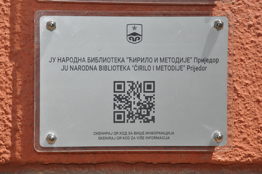ПРИЈЕДОР, 8. МАЈА /СРНА/ - Градска управа, музеј и библиотека у Приједору добиле су данас прве табле с ку-ар /QR/ кодовима, помоћу којих ће моћи брже да се дође до информација о овим институцијама.