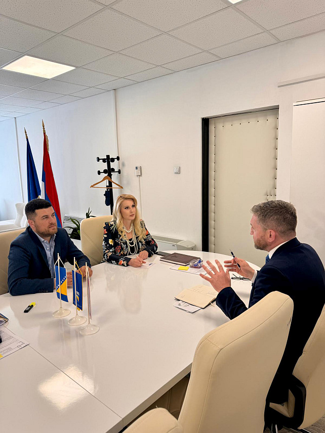 САРАЈЕВО, 8. МАЈА /СРНА/ - Вршилац дужности директора Агенције за унапређење страних инвестиција БиХ Марко Кубатлијана угостио је данас у Сарајеву амбасадорку Ирске за БиХ Адријану Фарелу.