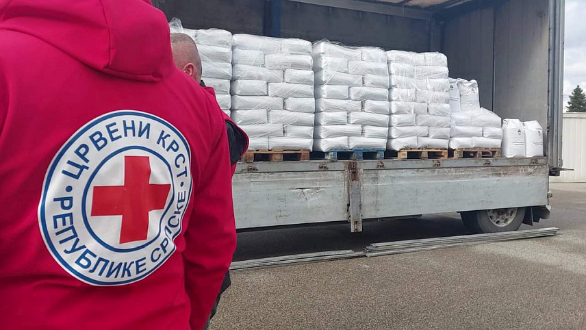 БИЈЕЉИНА, 8. МАЈА /СРНА/ - Волонтери Црвеног крста Бијељина данас су дијелили брашно, прехрамбене и хигијенске пакете социјално-угроженим породицама чиме је и у овом граду започело обиљежавање Недјеље Црвеног крста која се обиљежава под слоганом "Породица хуманости".