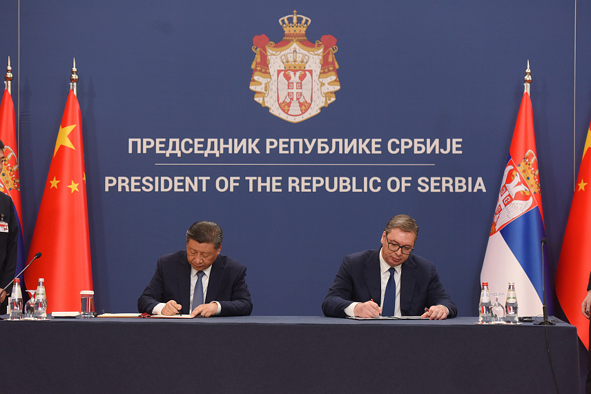 БЕОГРАД, 8. МАЈА /СРНА/ - Представници Србије и Кине потписали су данас у Палати Србија у Београду 28 докумената о разумијевању и сарадњи у бројним областима,споразуми су потписани у присуству предсједника Србије и Кине Александра Вучића и Си Ђинпинга,који су претходно потписали заједничку изјаву двије земље о продубљивању и подизању свеуобухватног стратешког партнерства и изградњи заједнице Србије и Кине са заједничком будућношћу у новој ери.