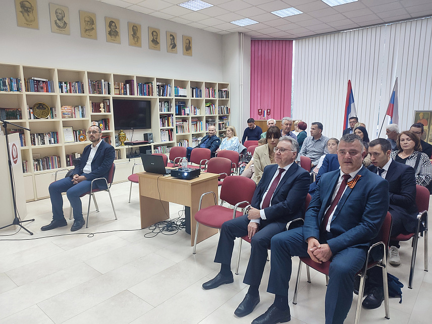 БАЊАЛУКА, 8. МАЈА /СРНА/ - Срби и Руси дали су највећи допринос побједи над фашизмом и нацизмом у Другом свјетском рату, а фалсификовање историјских чињеница мора се спријечити, истакнуто је вечерас на предавању у Бањалуци које је поводом Дана побједе организовало Удружење Руса у Републици Српској "Романови".